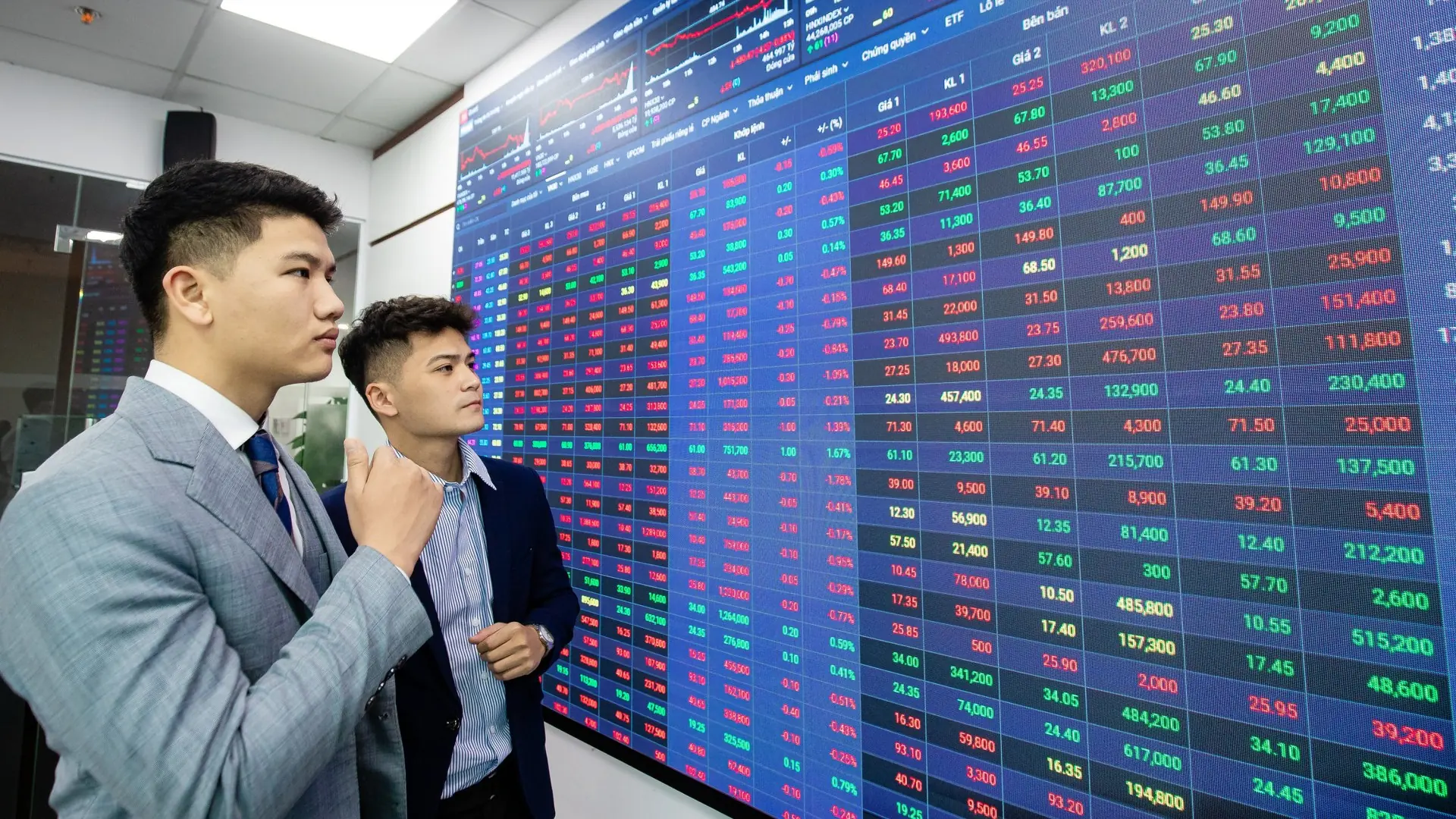 VN-Index mất gần 8 điểm, la liệt cổ phiếu giảm sâu